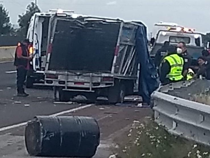 Vuelca camioneta cargada de combustóleo en la México-Puebla