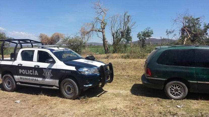 Ladrones dejan abandonada camioneta en Izúcar