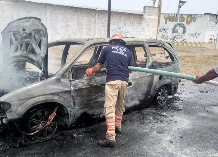 Termina calcinada camioneta en Tecamachalco