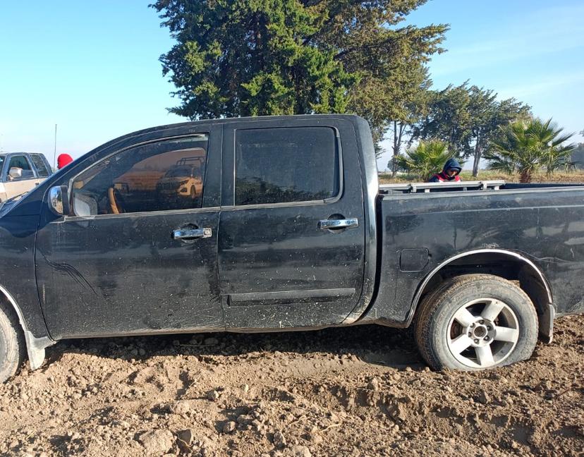 Ladrones abandonan camioneta tras atascarse en un terreno en Tecamachalco