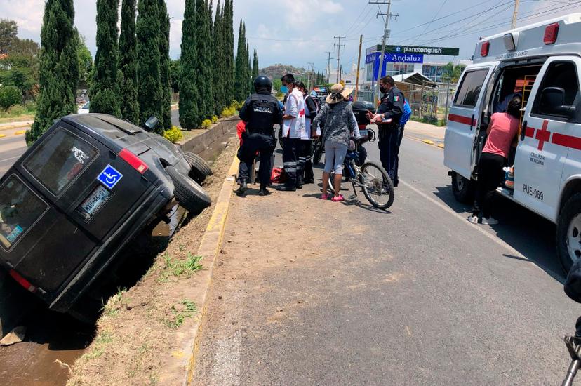 Camioneta se va a canaleta en Atlixco; hay dos menores  lesionados