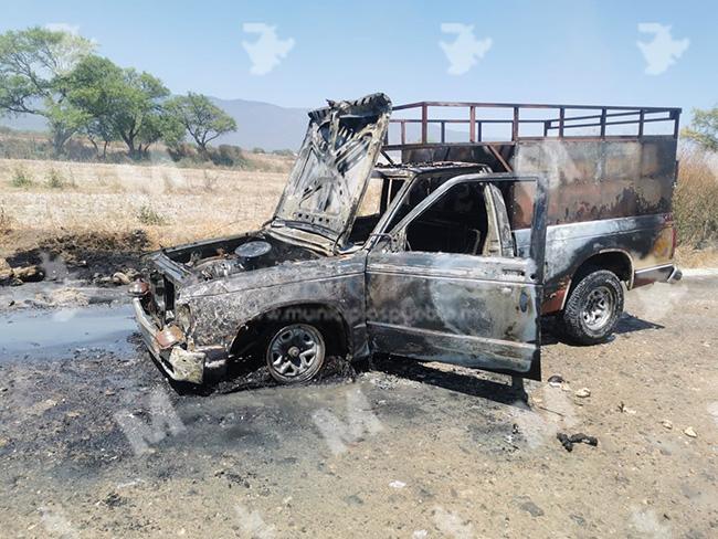 Encuentran camioneta calcinada en camino de Altepexi 