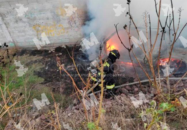 Se calcina camioneta cargada con cilindros de gas LP en Puebla