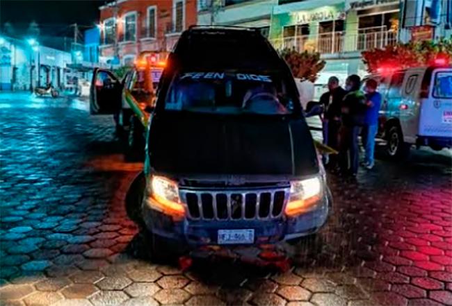 Joven ebrio choca contra camioneta en el zócalo de Izúcar  