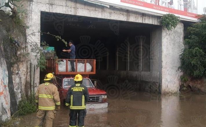 Conductores quedan atrapados tras la lluvia frente al parque Finsa