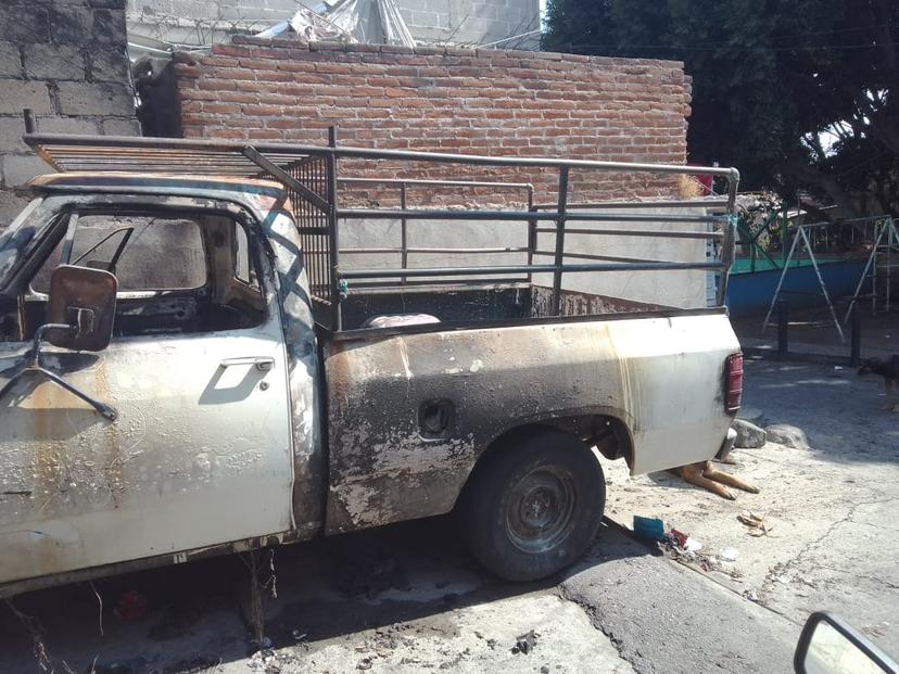 Cometen destrozos e incendian camioneta en Texmelucan