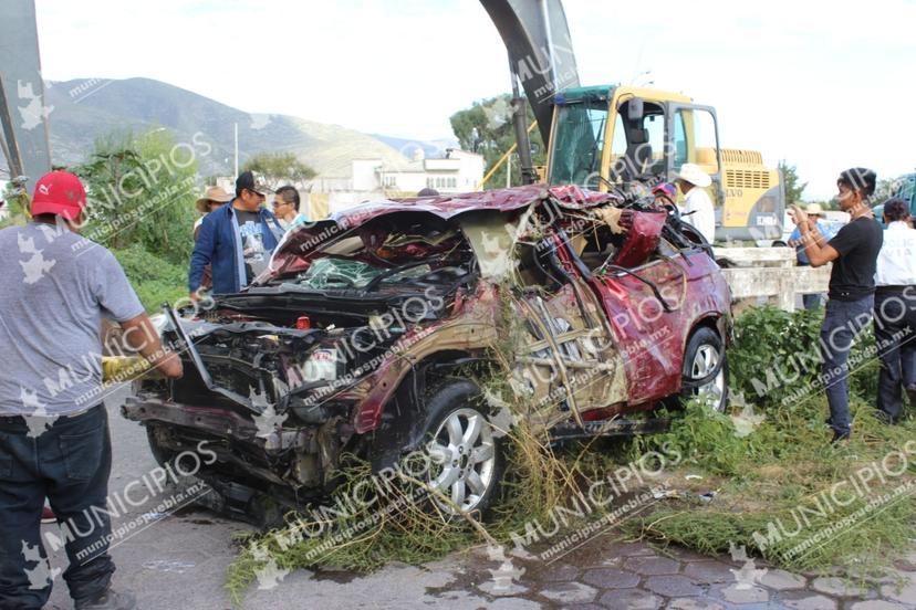 Rescatan camioneta tras semana de cuerpos flotando en Valsequillo