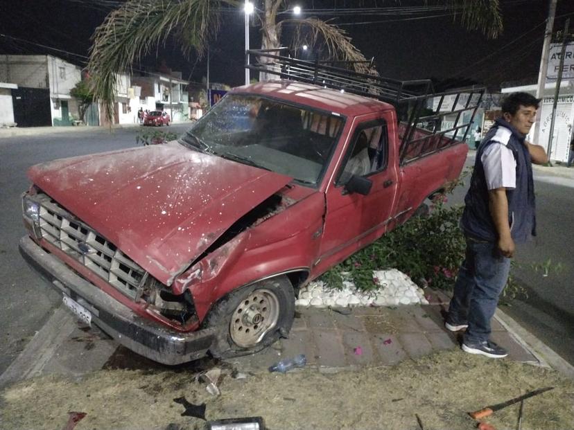 Por exceso de velocidad camioneta termina en camellón de Atlixco