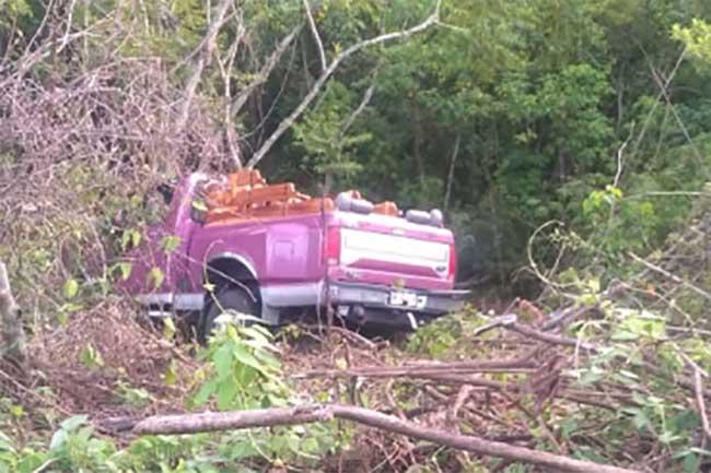 Se va camioneta a barranca y sale ileso conductor en Ajalpan