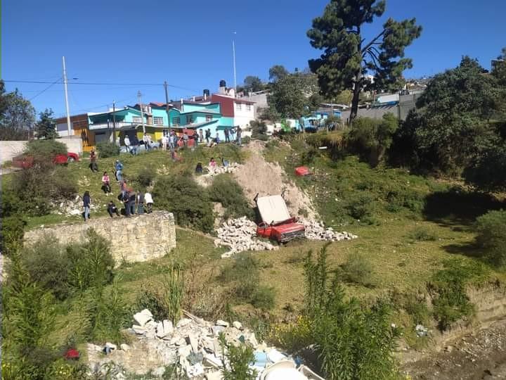 Se va al fondo de barranca camioneta en Zaragoza