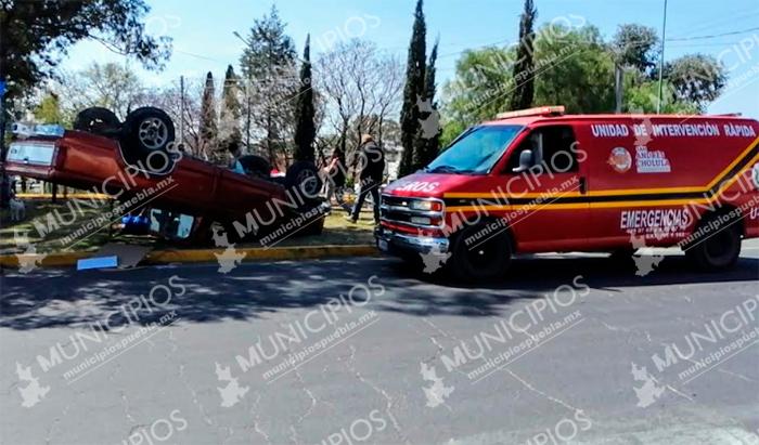 Por evitar chocar de frente camioneta termina volcada en Cholula