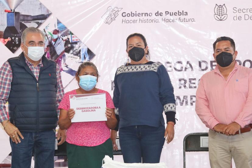 Entrega SDR fertilizante y maquinaria a productores de la Sierra Norte