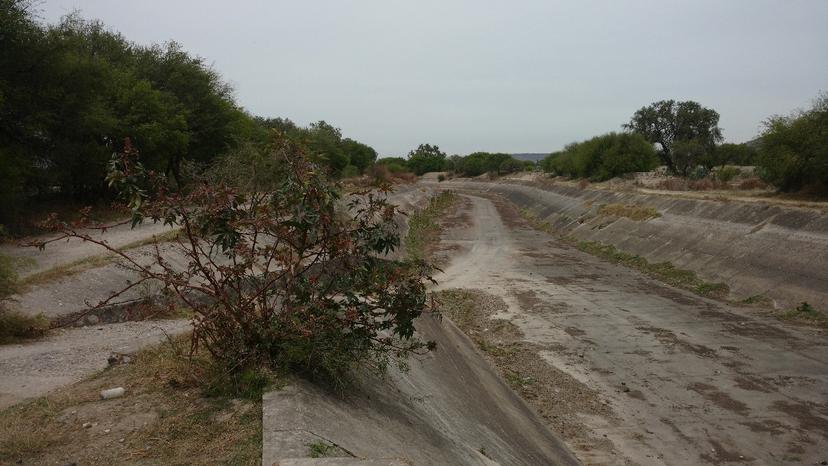 Hallan cadáver en canal de Valsequillo en Yehualtepec