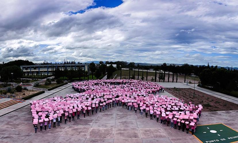 Con gran listón, Uttecam recuerda lucha contra cáncer de mama