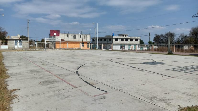 Vecinos de Teotlalcingo impiden que se derrumbe cancha deportiva para construir banco