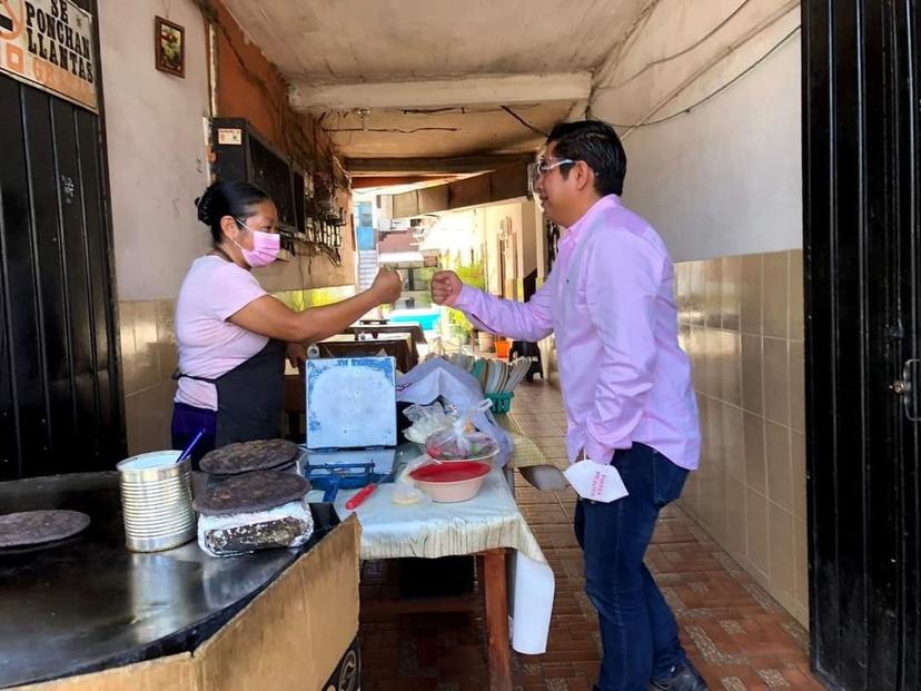 Candidato de Fuerza por México acusa al ayuntamiento de Izúcar de quitarle la luz durante mitin