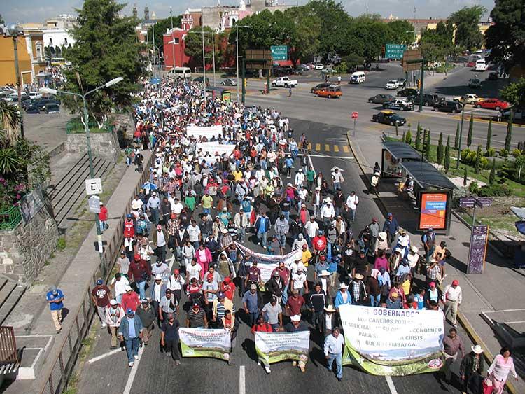 Marchan cañeros en la ciudad de Puebla; piden subsidio estatal