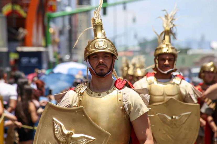 Poblano emprendedor, crea armaduras para la representación de la Pasión de Cristo y las vende en todo el país.