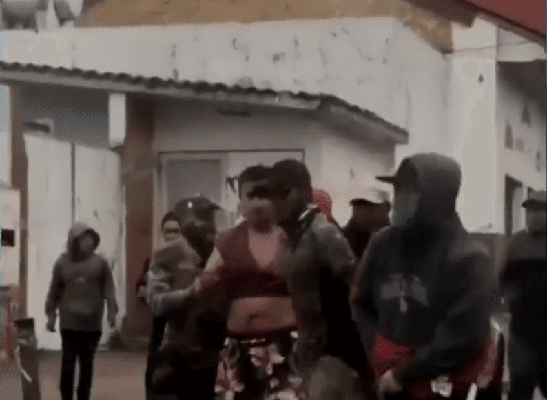 VIDEO Golpean y acusan a médicos de inyectarle Covid19 a un paciente