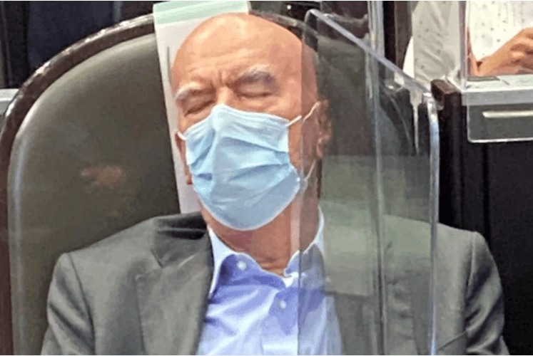 Dormidito, así pasó Dante Delgado el informe de AMLO