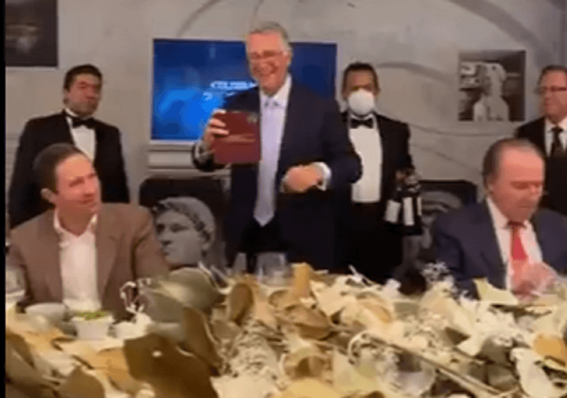 VIDEO: Pide AMLO no hacer fiestas; su amigo Salinas Pliego presume una