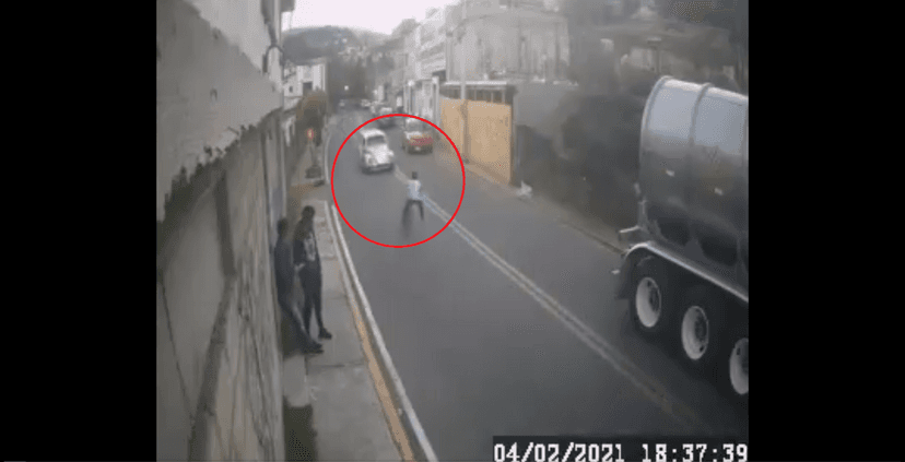 VIDEO Vochito embiste a niño en bicicleta; reportan grave al menor