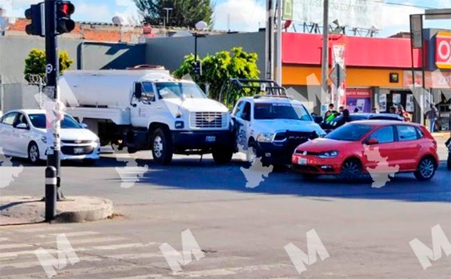 Conductora choca patrulla y causa carambola en la Cleotilde Torres