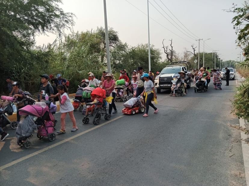 Altas temperaturas pegan en caravana migrante que cruza la región de Tehuacán