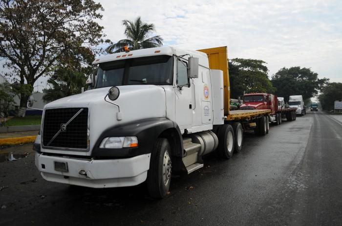 Policías de Tlacotepec acompañan en caravana a comerciantes