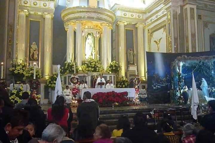 Donan iglesias de Tehuacán limosnas del Jueves santo a Cáritas