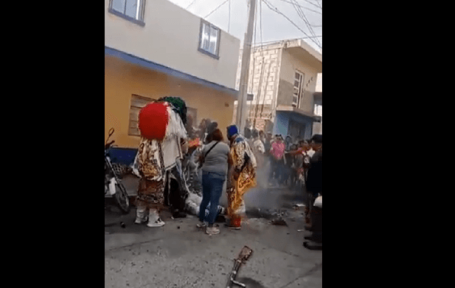 VIDEO Carnavalero de Huejotzingo se incendia y sufre quemaduras