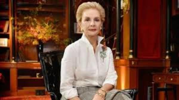 Carolina Herrera dicta no usar jeans y cabello corto a cierta edad