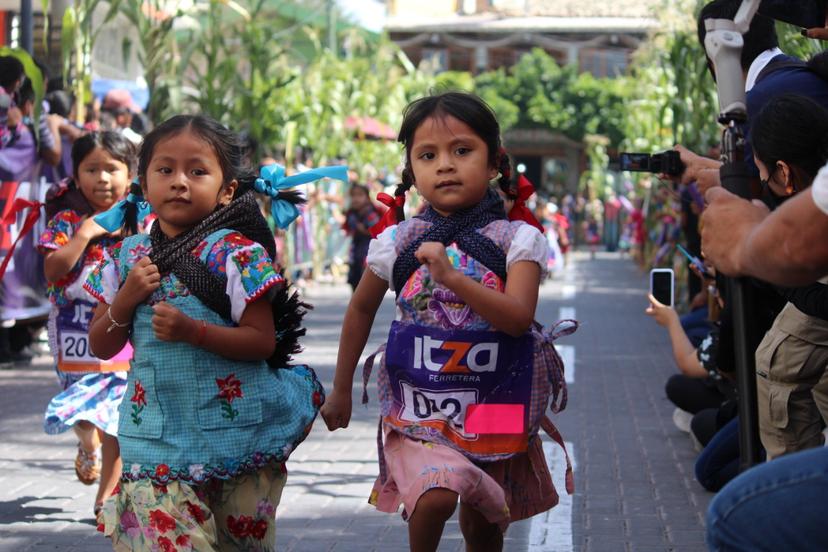 Coapeñitas corren con orgullo en la tradicional Carrera de la Tortilla 