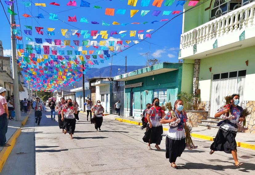 Con ajos en mano y traje típico, corren mujeres de San Gabriel Chilac  