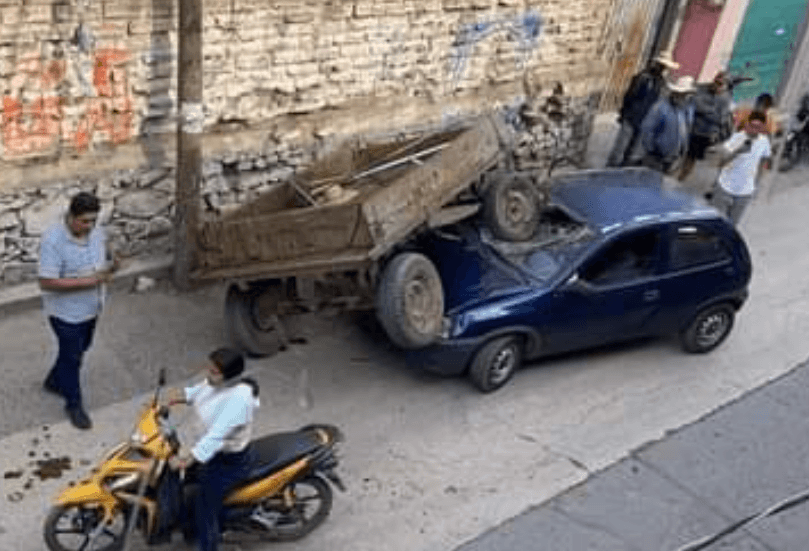 En persecución, una carreta termina encima de un auto en Xalmimilulco