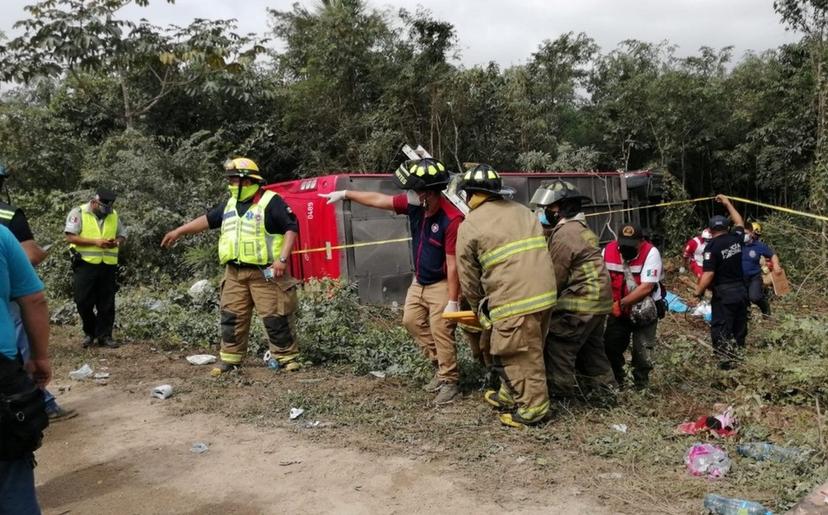 VIDEO Se vuelca ADO y van 8 muertos en la carretera Mérida-Cancún