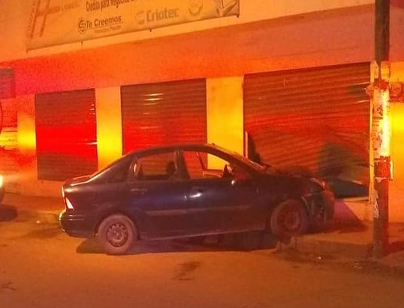 Se impacta conductor en local del centro de Izúcar