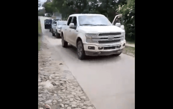 VIDEO Sicarios del CJNG presumen lujosas camionetas