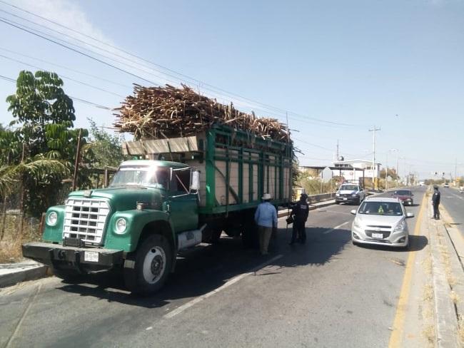 Carros cañeros dañan semáforos y cables de luz