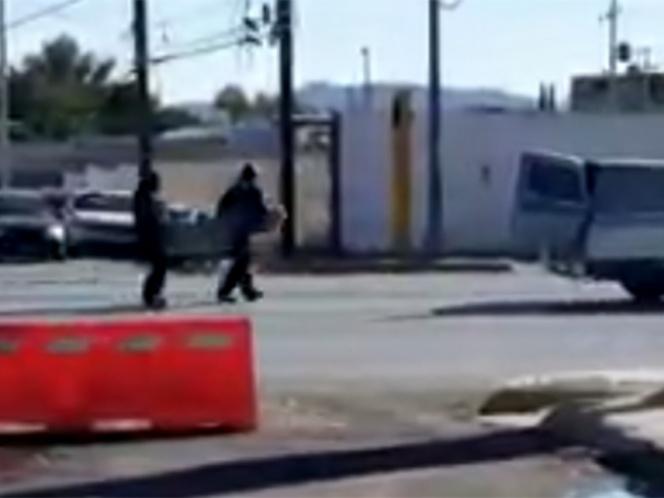 VIDEO En plena avenida se le cae cadáver a carroza fúnebre