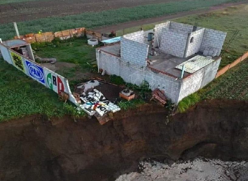 Crece socavón de Zacatepec, alcanza cimientos de la casa