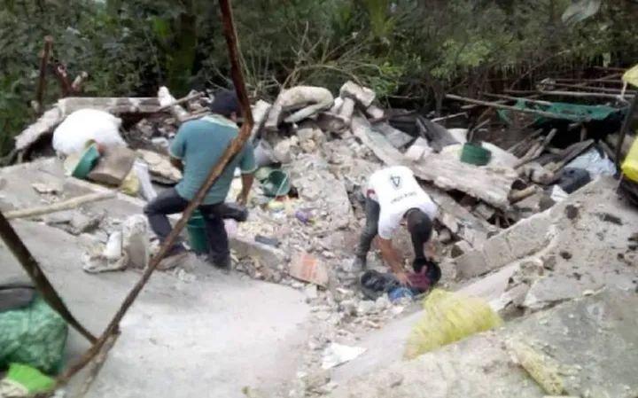 En Cuetzalan colapsa vivienda dañada tras paso del huracán Grace