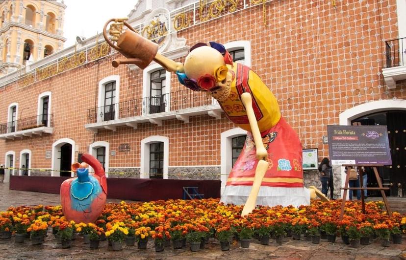 Disfruta de personajes gigantes en el Paseo de Catrinas de Atlixco