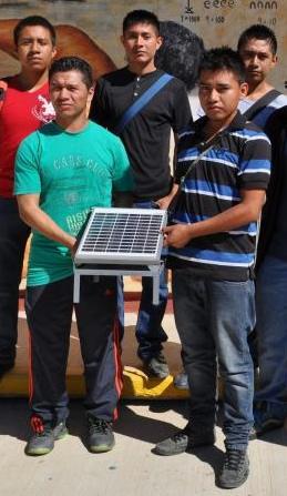 Desarrollan en la Mixteca alumbrado con celdas solares