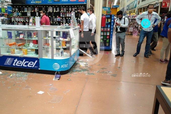 Sujetos armados asaltan Walmart de Ciudad Judicial, en Puebla