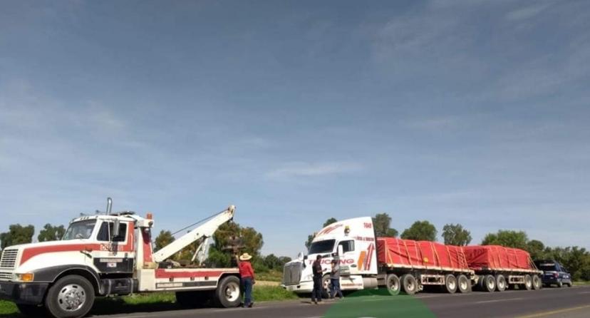 Policías recuperan tráiler cargado con cemento en Tepeaca