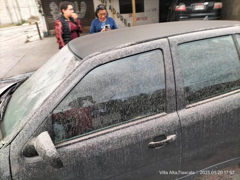 Lluvia de ceniza alerta a vecinos de la región de Texmelucan