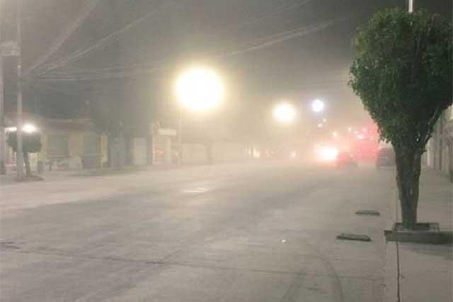 Puebla amanece de blanco tras lluvia de ceniza del volcán Popocatépetl