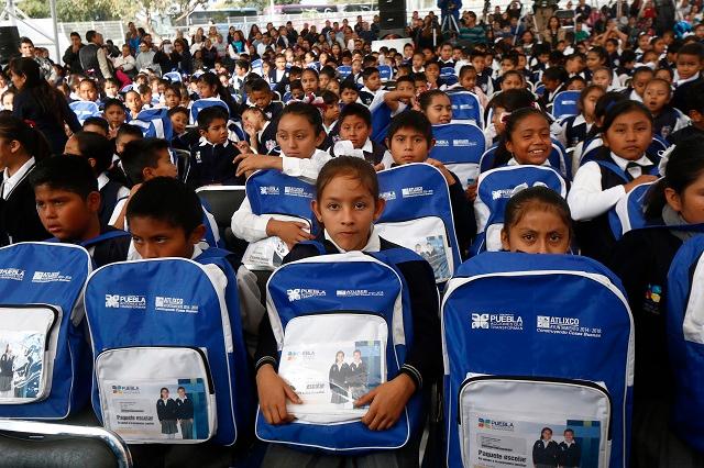 Entregan uniformes escolares con tallas equivocadas en Atlixco