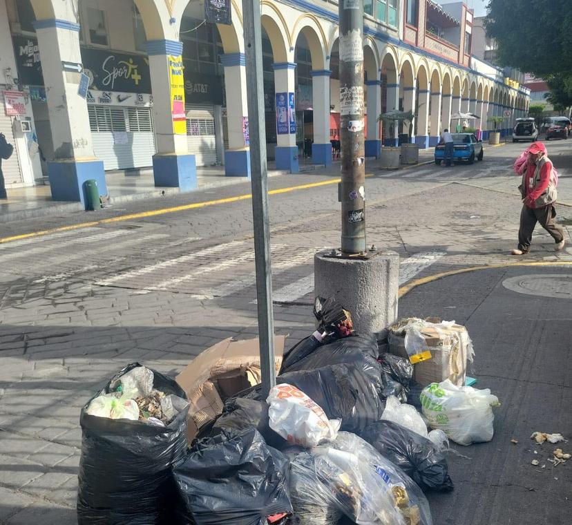 Van multas y trabajo comunitario para quienes dejan basura en la vía pública en Tehuacán